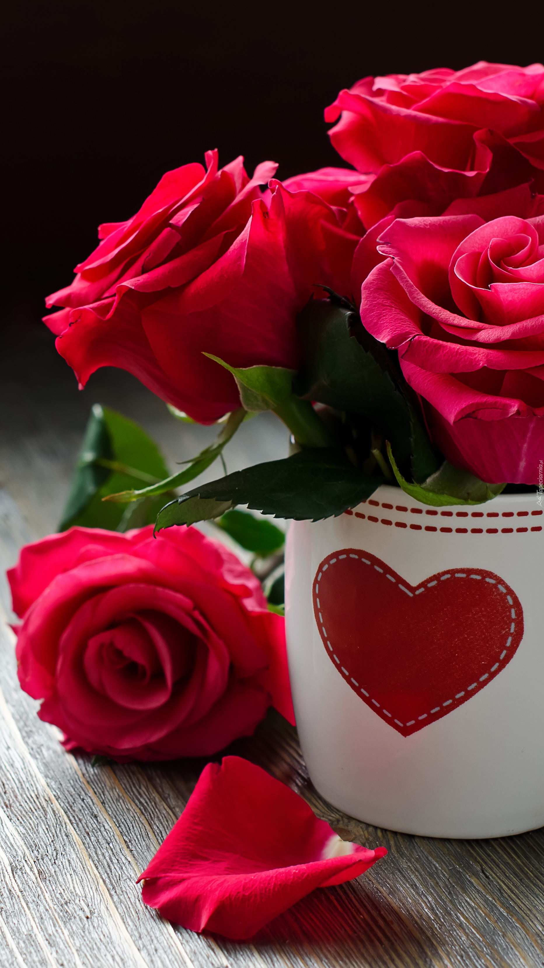 Bukiet czerwonych róż w kubku z sercem