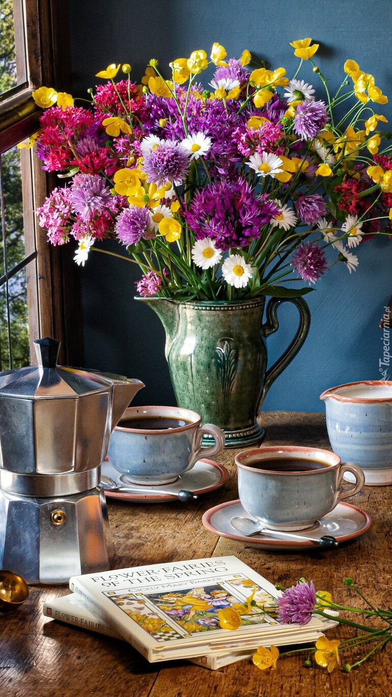 Bukiet kwiatów i filiżanki z kawą