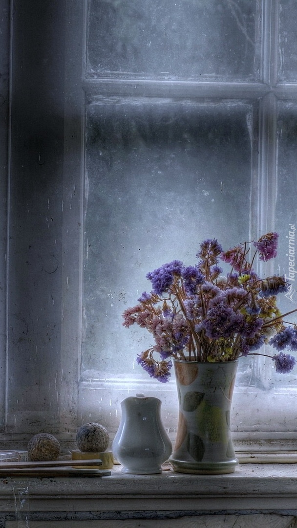 Bukiet kwiatów w oknie