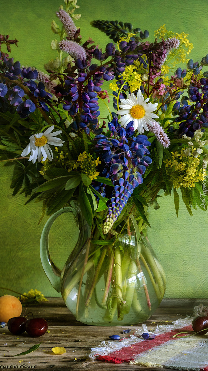 Bukiet kwiatów w szklanym dzbanku