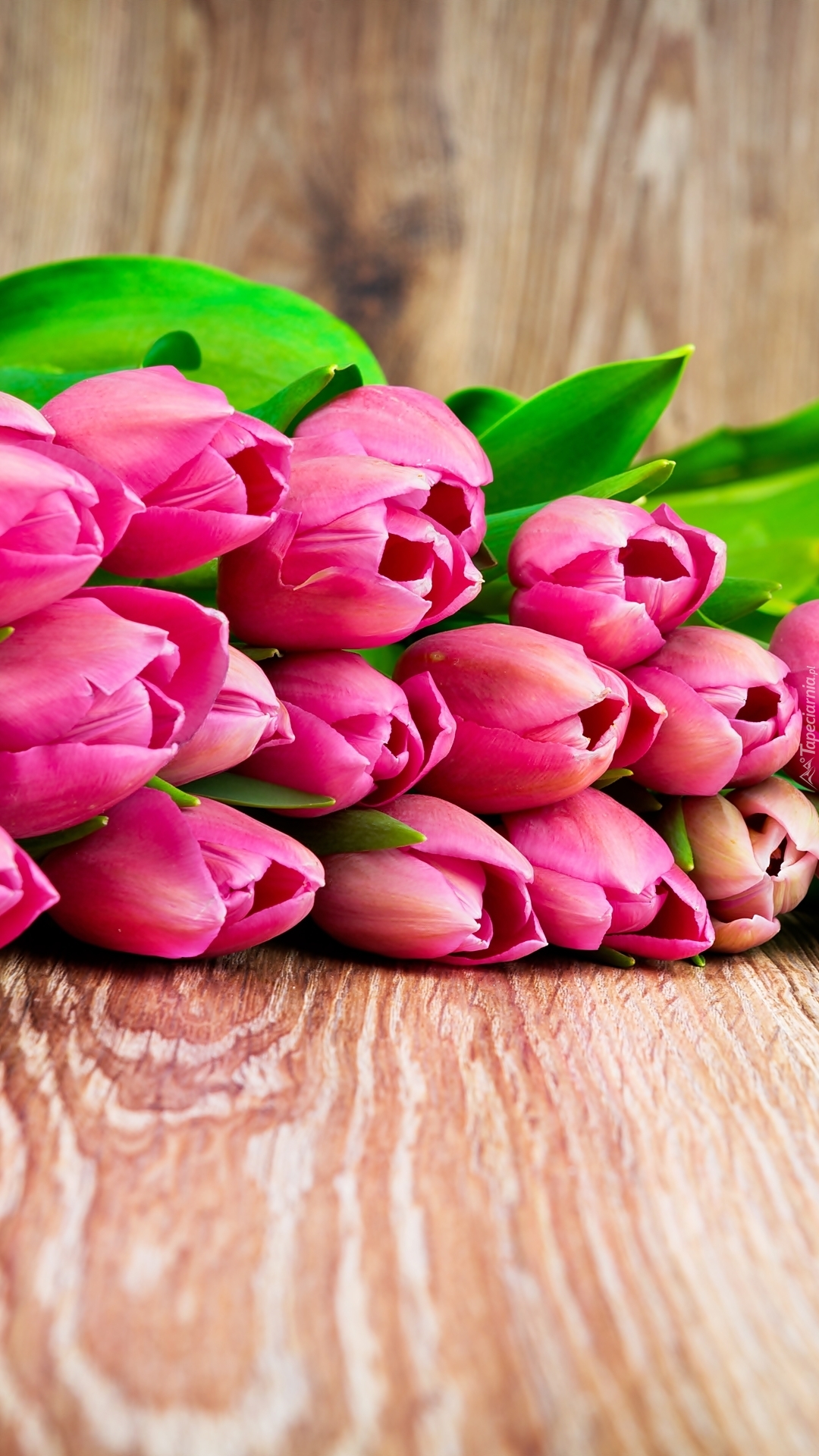 Bukiet różowych tulipanów na deskach