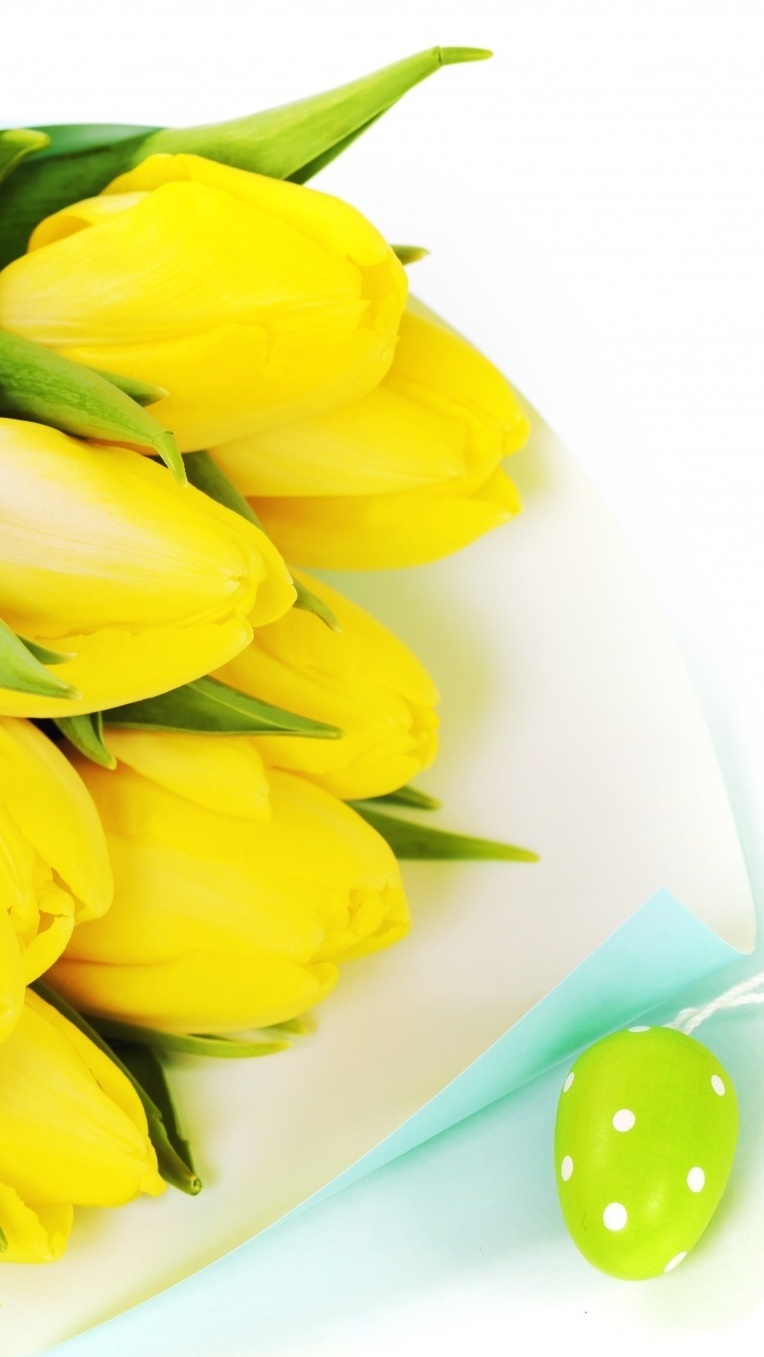 Bukiet żółtych tulipanów i pisanka
