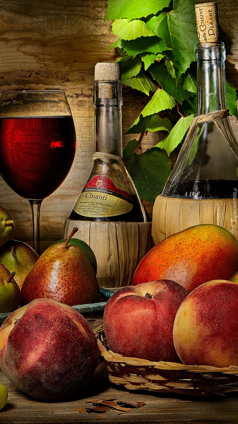 Butelki wina przy owocach