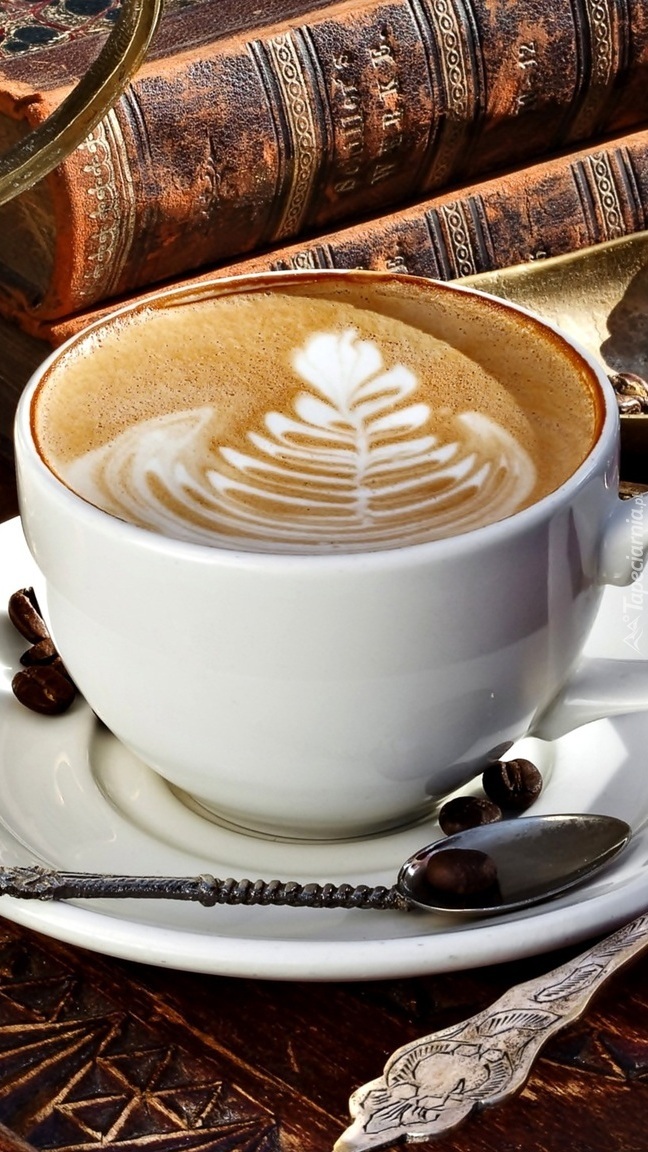 Cappuccino w białej filiżance