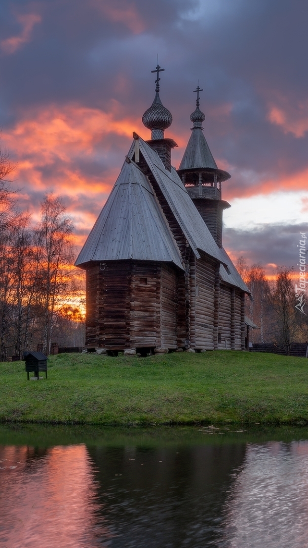 Cerkiew drewniana nad rzeką