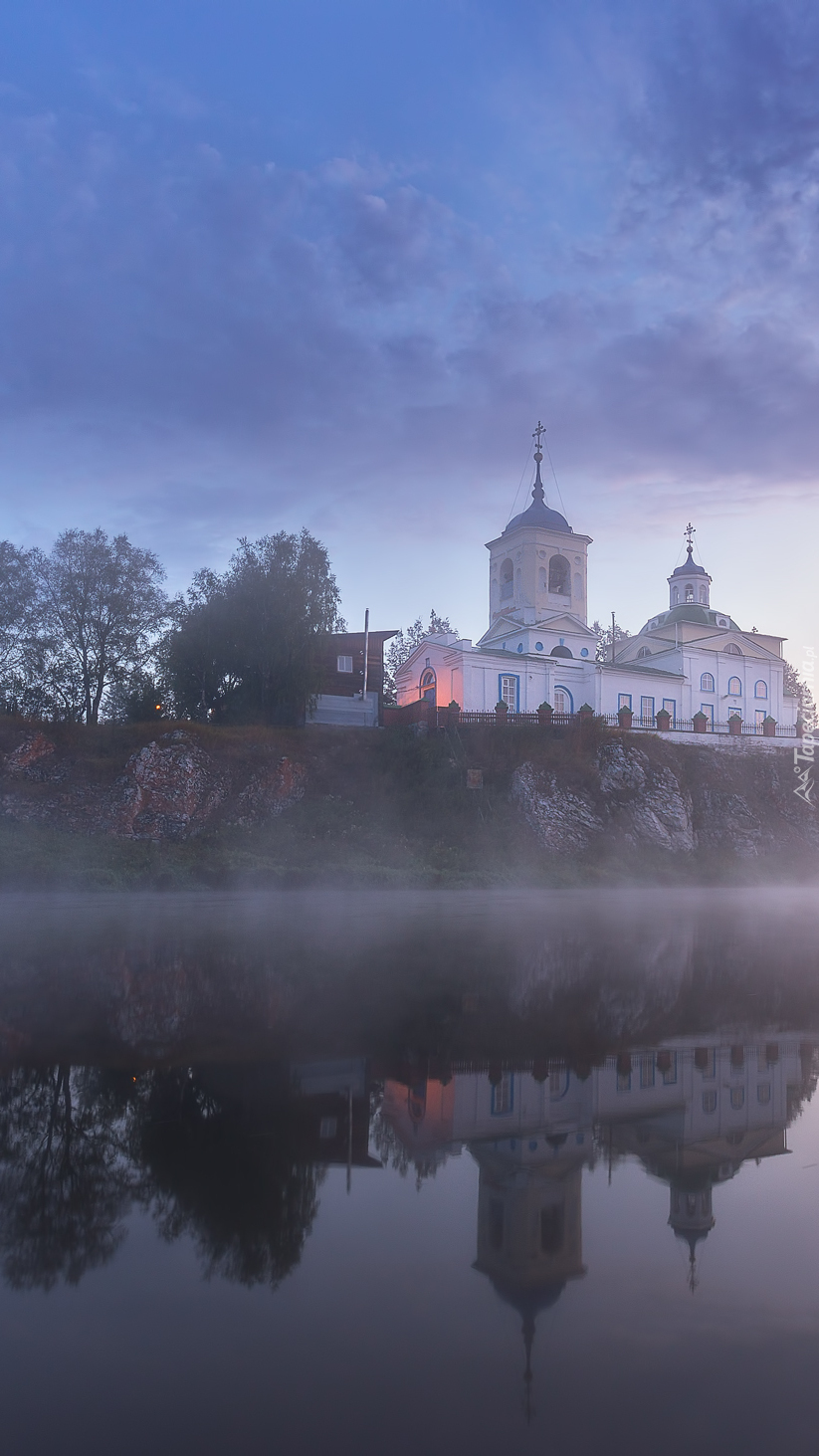 Cerkiew i mgła nad rzeką