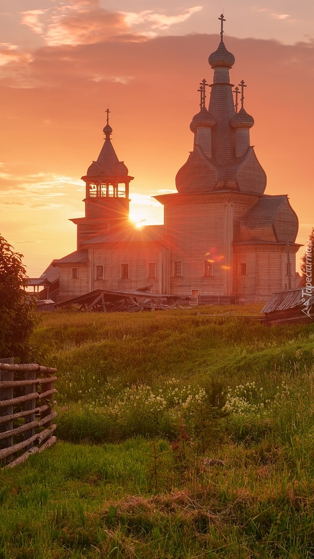 Cerkiew na łące o wschodzie słońca