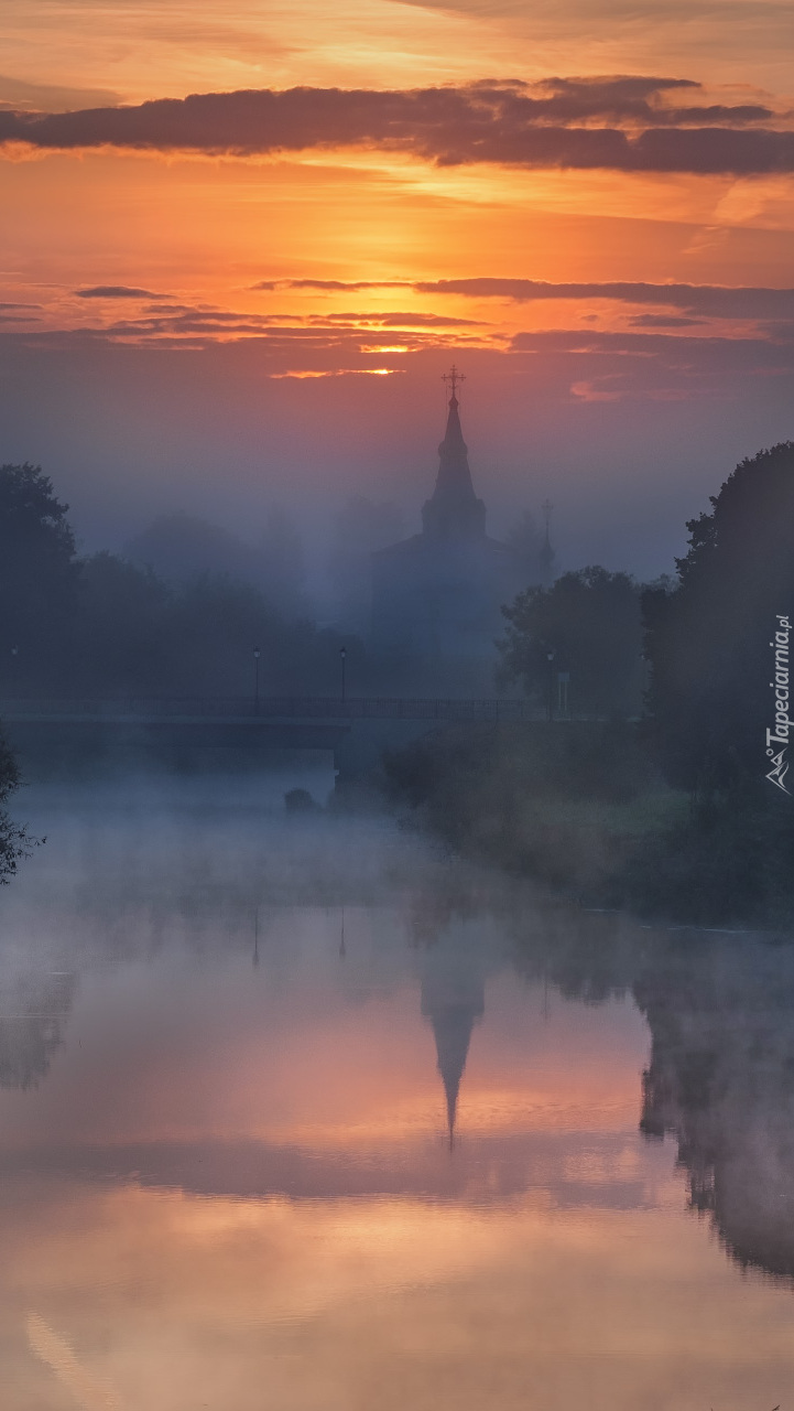 Cerkiew nad rzeką Kamienka we mgle