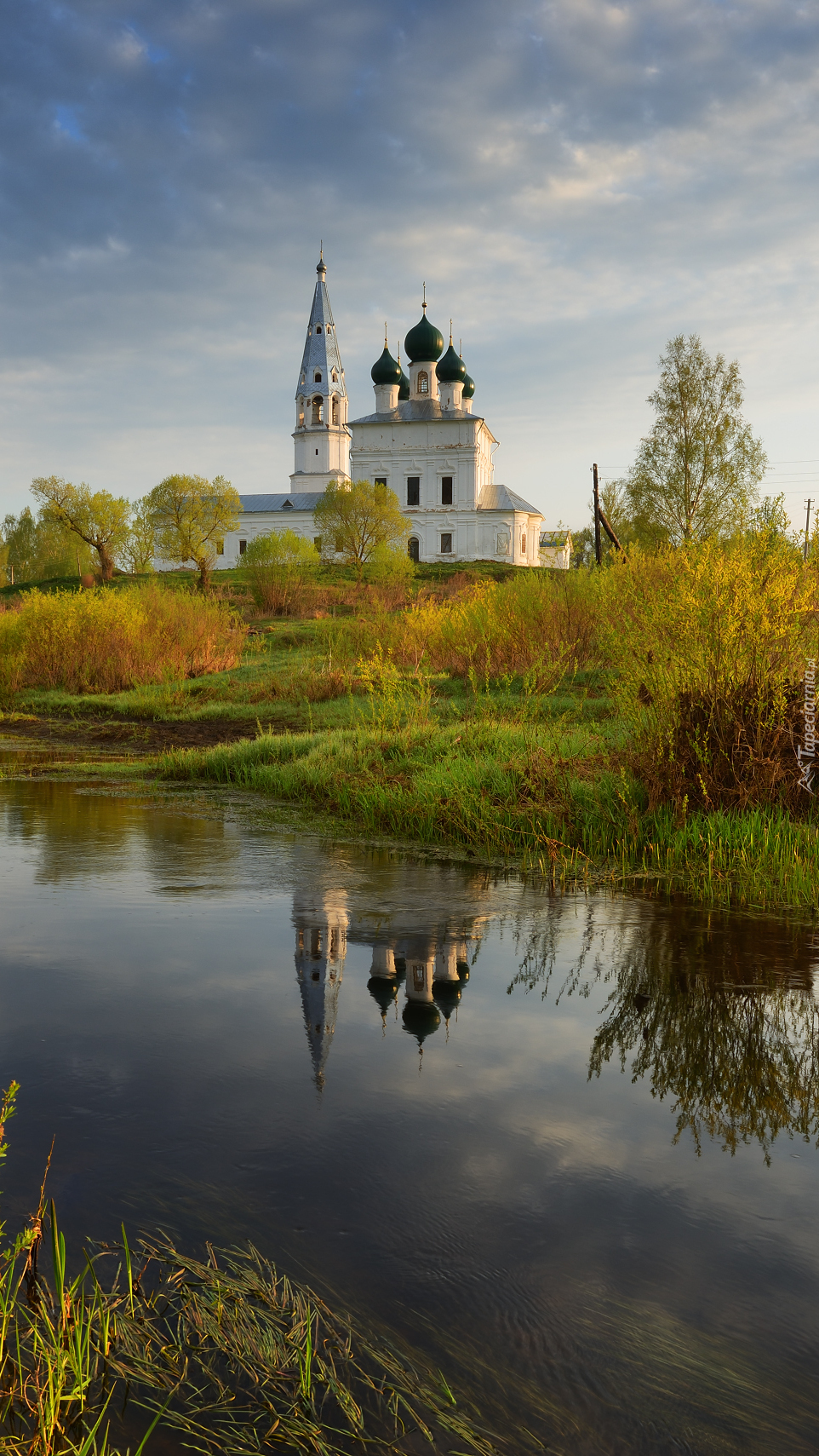 Cerkiew nad rzeką Lakhost