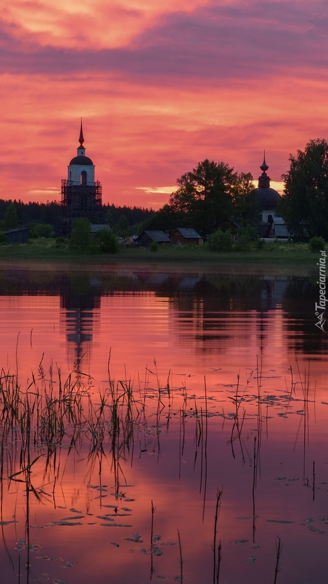 Cerkiew nad rzeką o zachodzie słońca