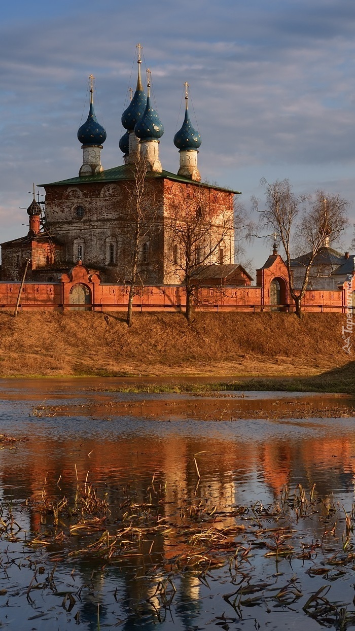 Cerkiew nad rzeką Tezą