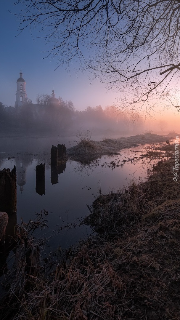 Cerkiew nad zamgloną rzeką