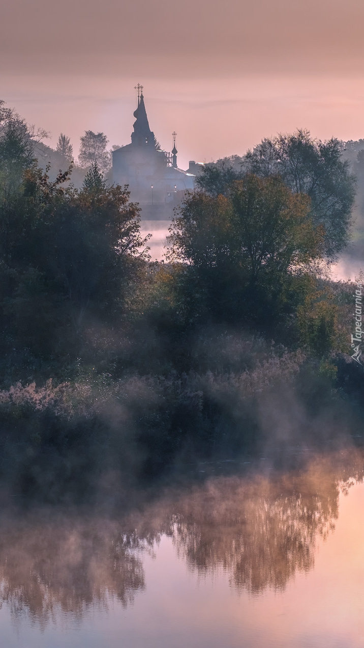 Cerkiew nad zamgloną rzeką Kamienka