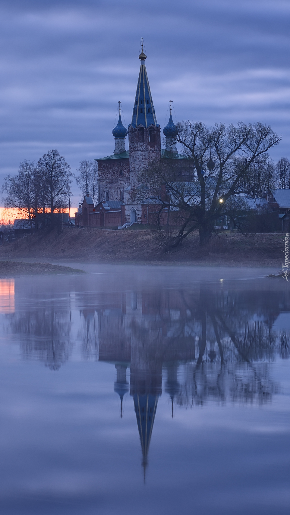 Cerkiew o świcie nad rzeką Tuza