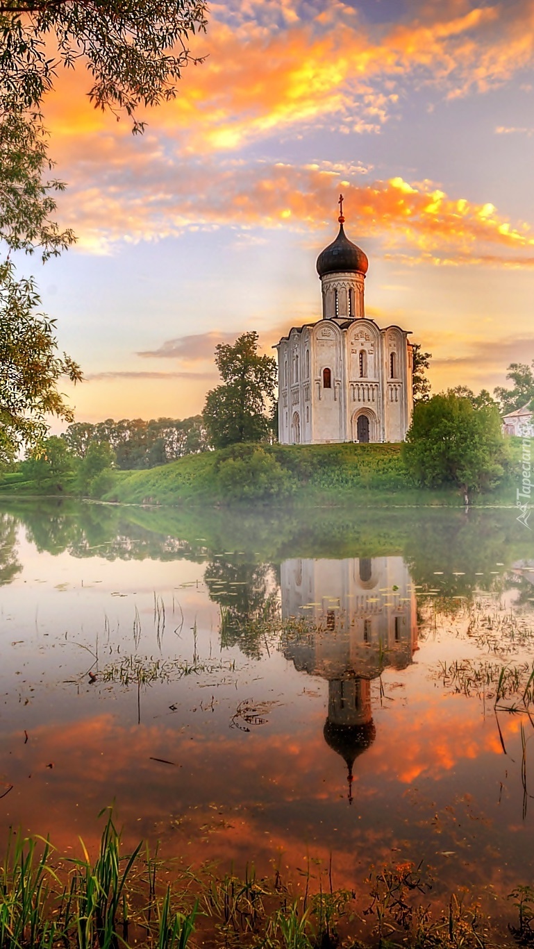 Cerkiew prawosławna nad rzeką we Włodzimierzu