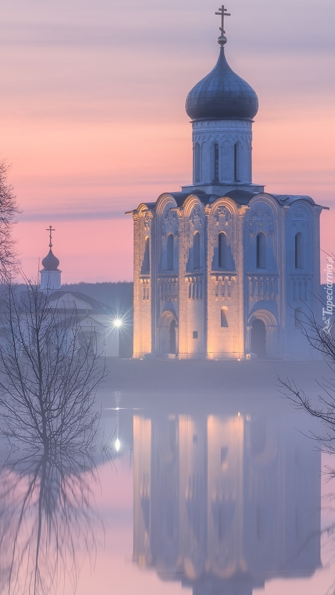 Cerkiew w Bogolubowo nad rzeką Nerl w porannej mgle