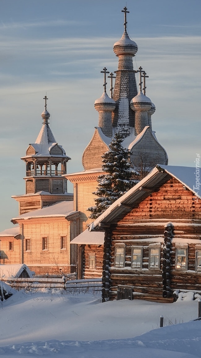Cerkiew w rosyjskiej wsi Kimzha zimą