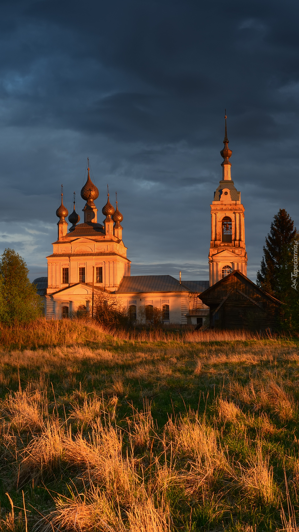 Cerkiew w Savinskoye w blasku zachodzącego słońca