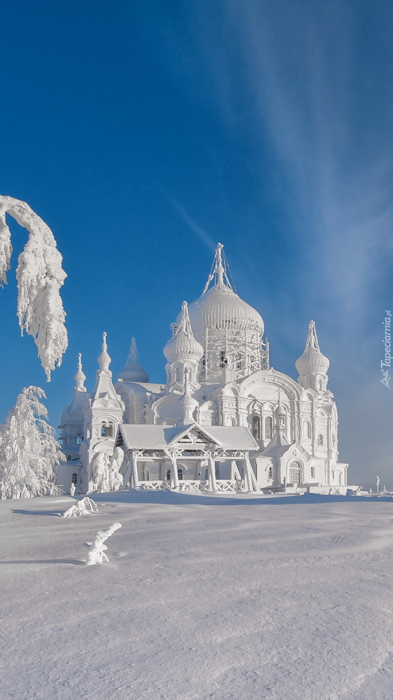 Cerkiew w szponach zimy