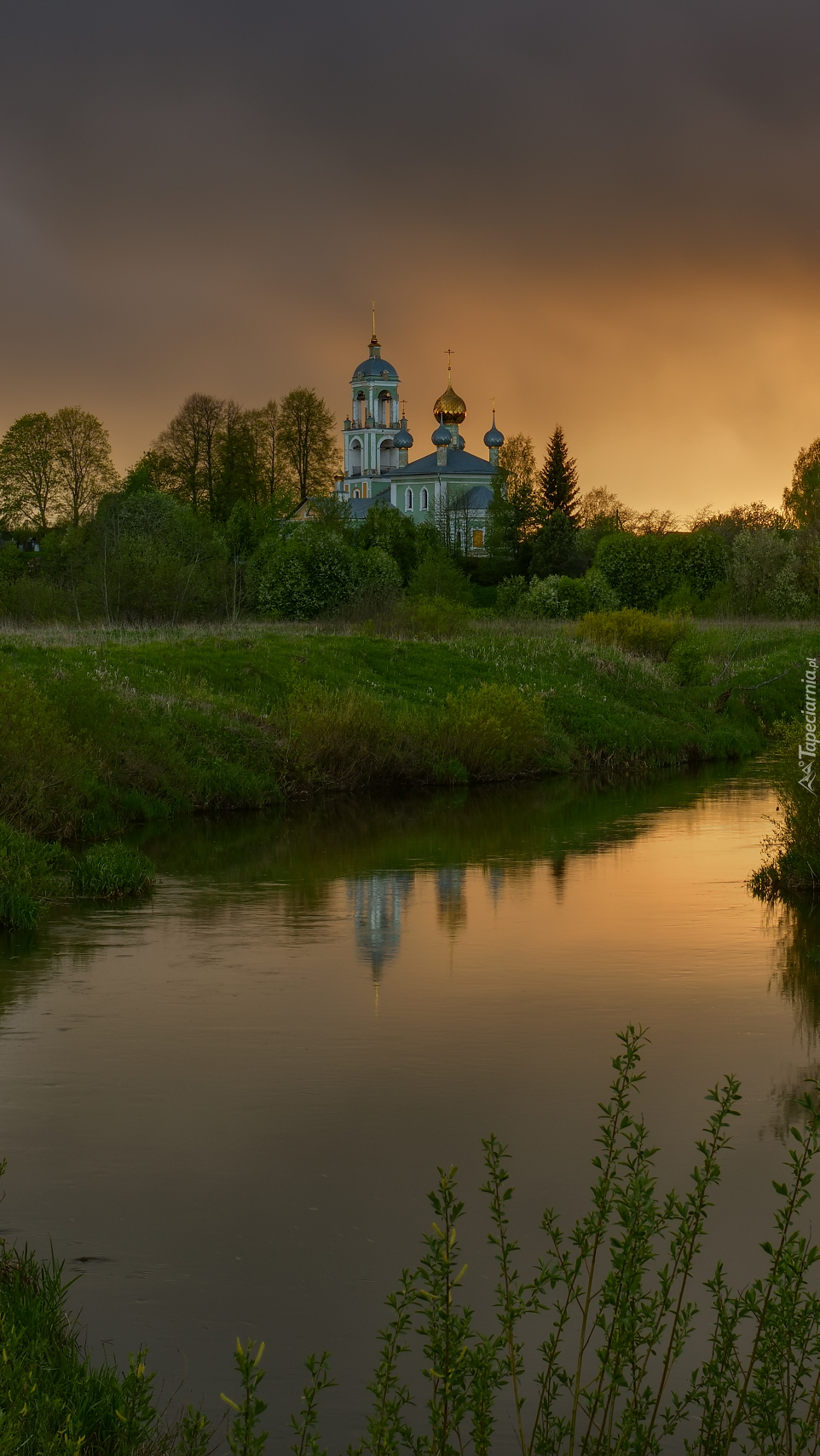 Cerkiew wśród drzew nad rzeką