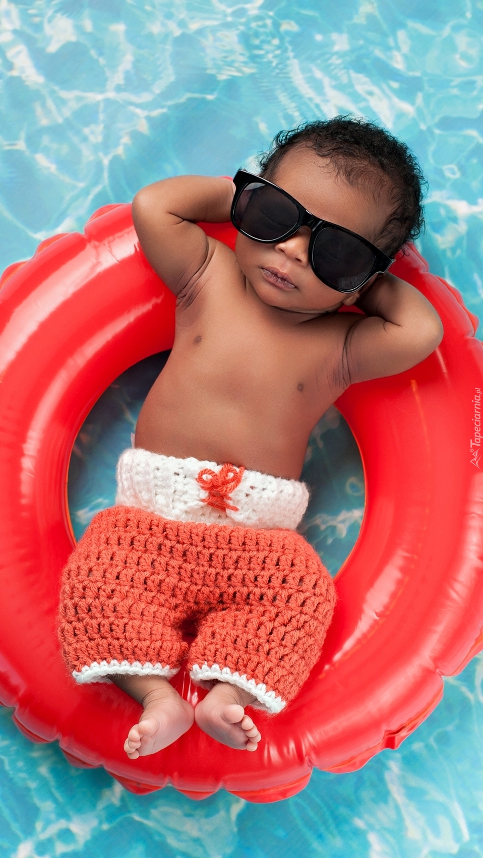 Chłopczyk w okularach przeciwsłonecznych w basenie