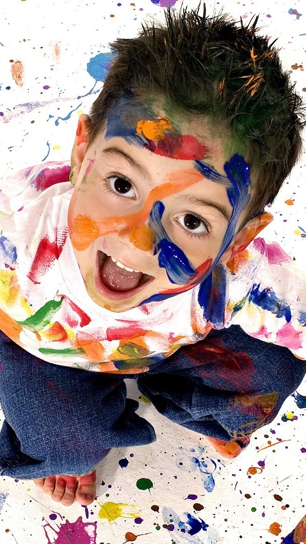 Chłopiec upaćkany farbami