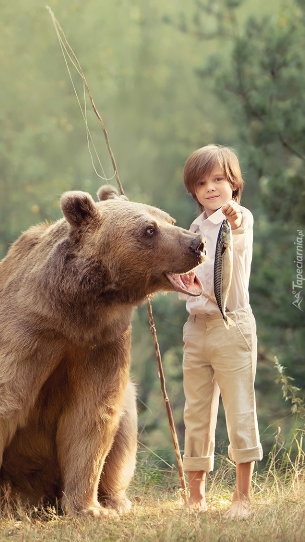 Chłopiec z niedźwiedziem