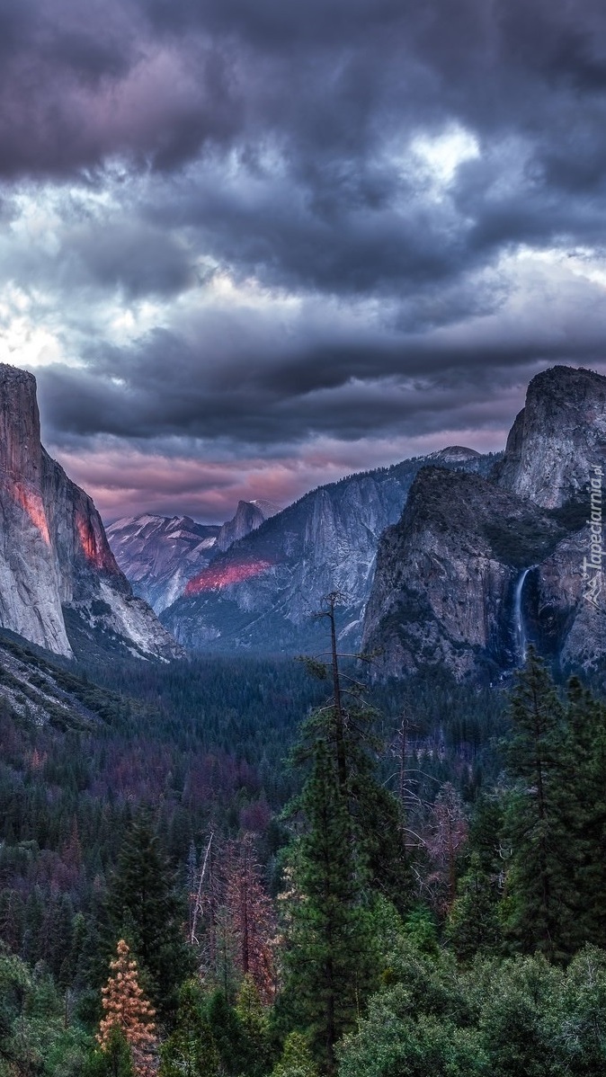 Chmury nad doliną Yosemite Valley