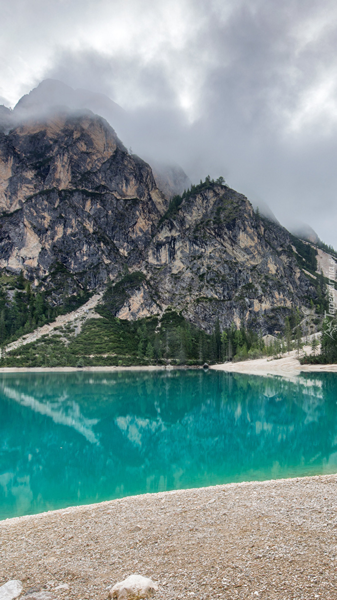 Chmury nad Dolomitami i jeziorem Lago di Braies