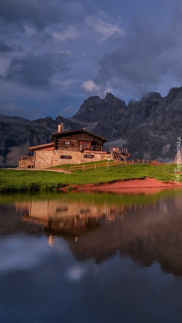 Chmury nad Dolomitami i schroniskiem Baita Segantini