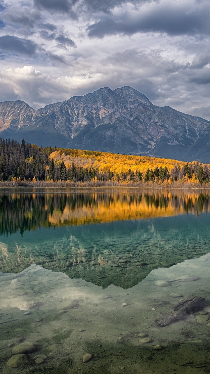 Chmury nad górami i jeziorem Patricia Lake