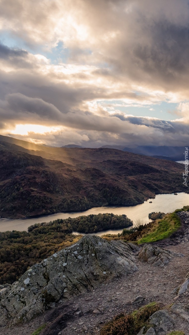 Chmury nad jeziorem Loch Lomond