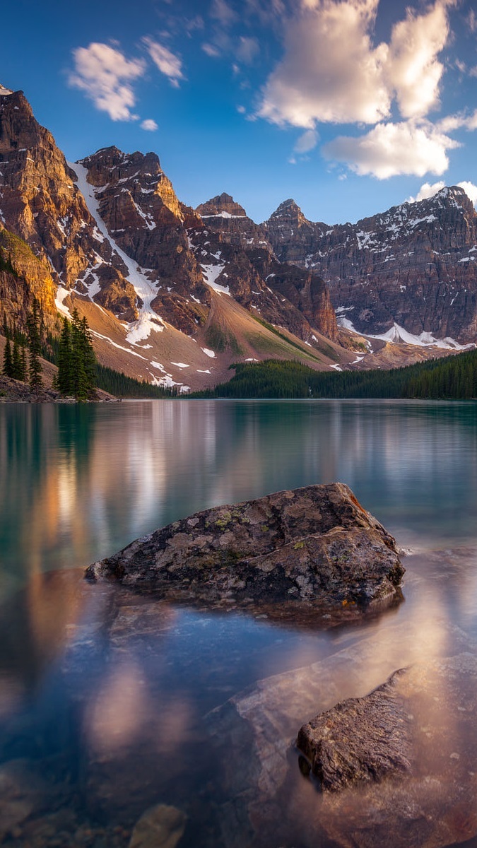 Chmury nad jeziorem Moraine i górami