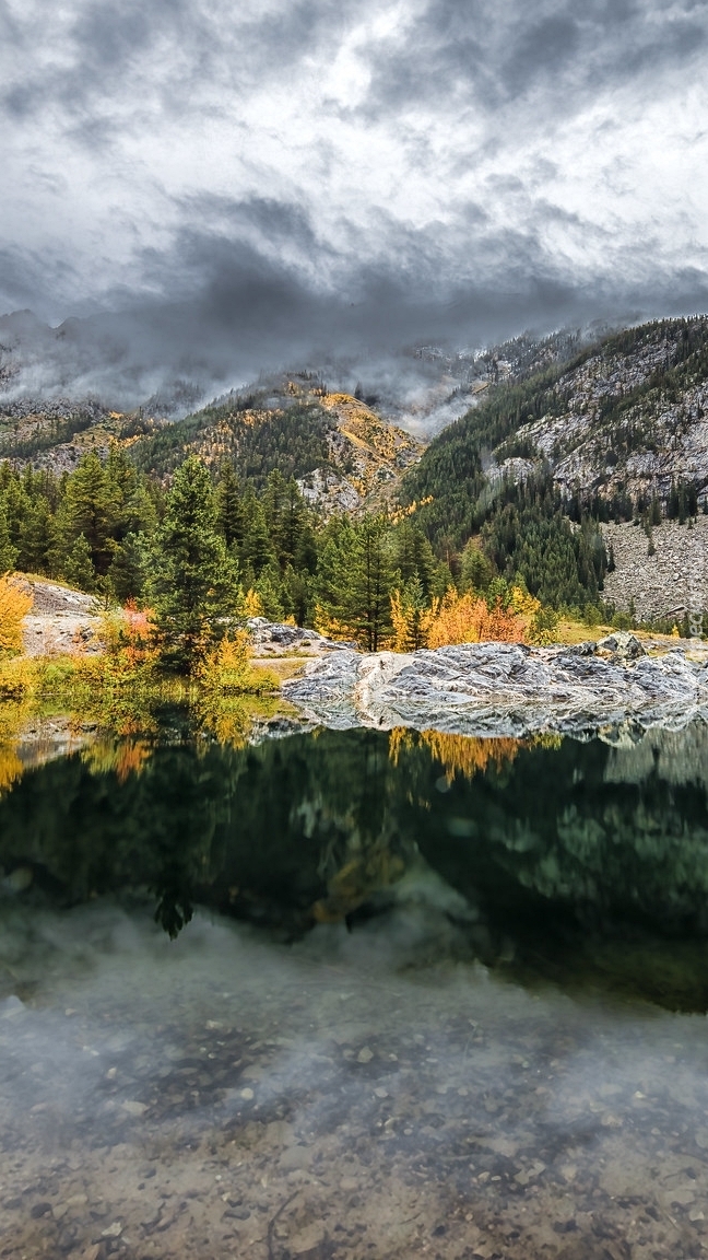 Chmury nad jeziorem Officers Gulch Pond i Górami Skalistymi