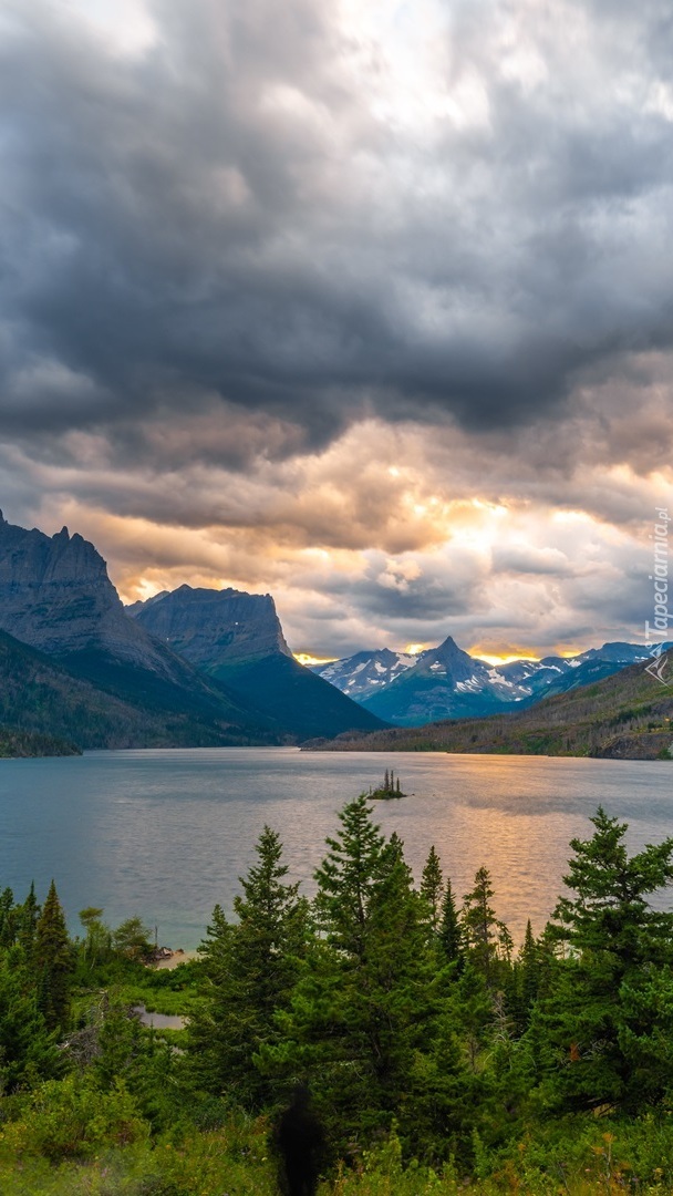 Chmury nad jeziorem Saint Mary Lake