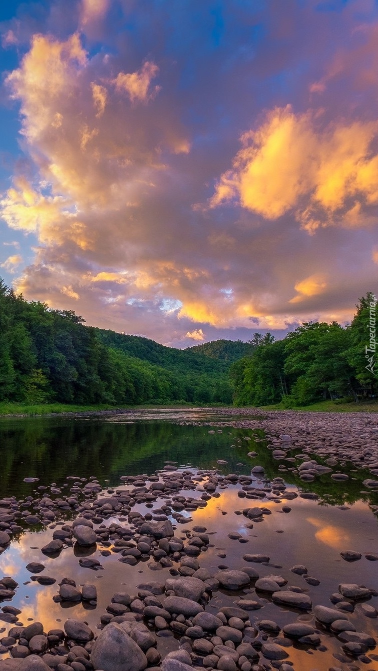 Chmury nad kamienistą rzeką