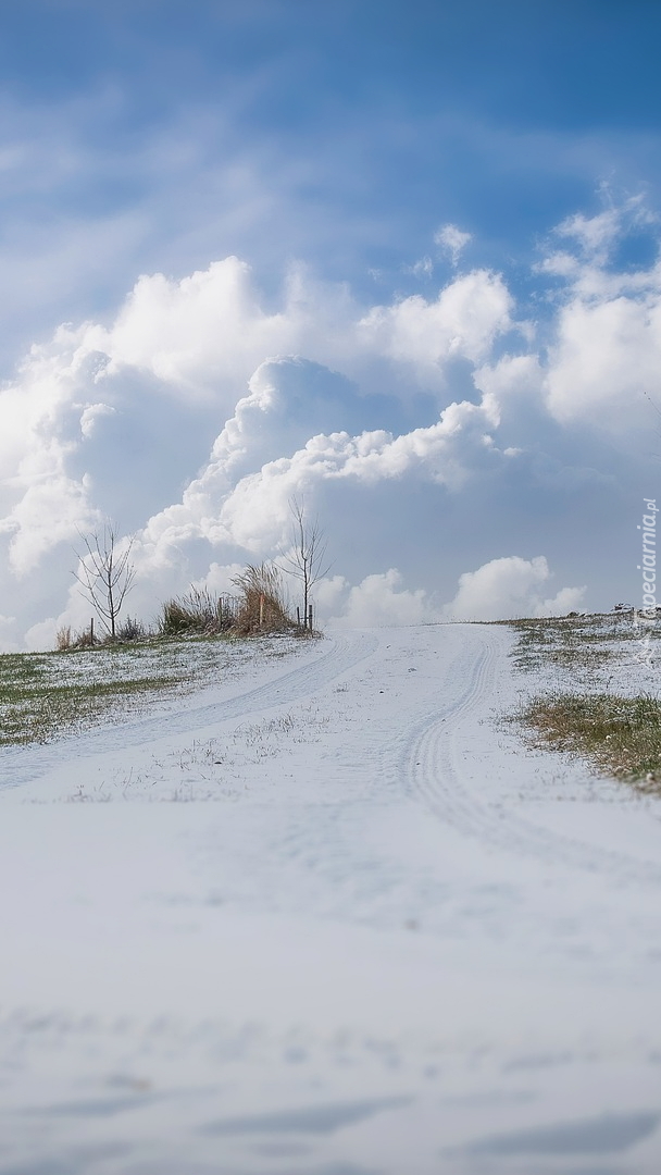 Chmury nad ośnieżoną drogą