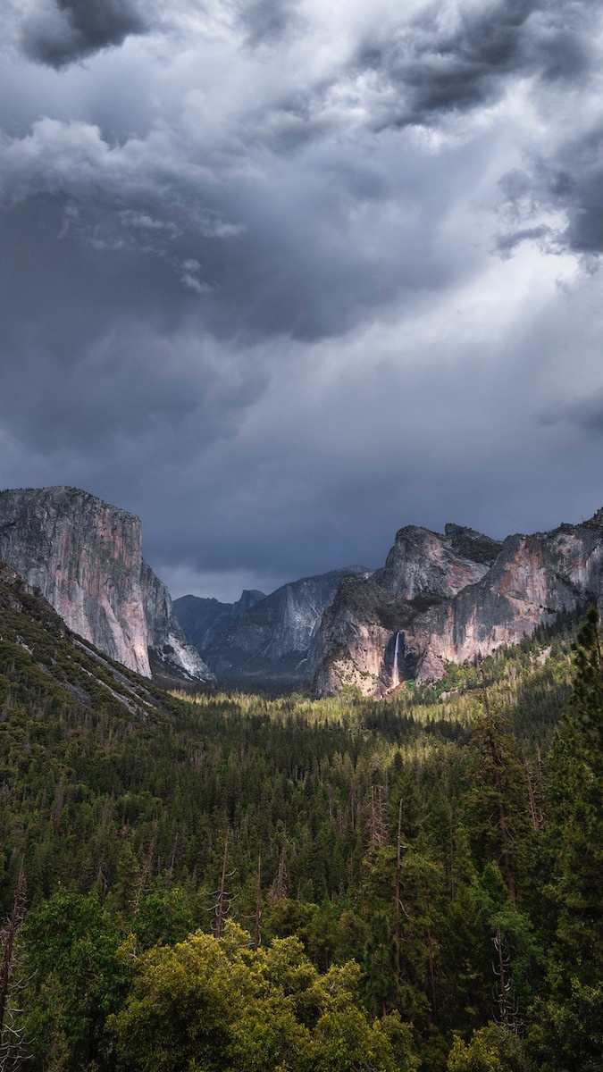 Chmury nad Parkiem Narodowym Yosemite
