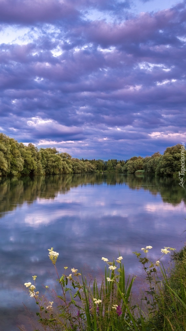 Chmury nad rzeką