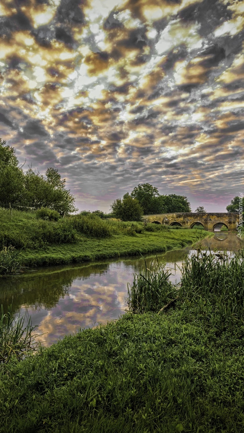 Chmury nad rzeką