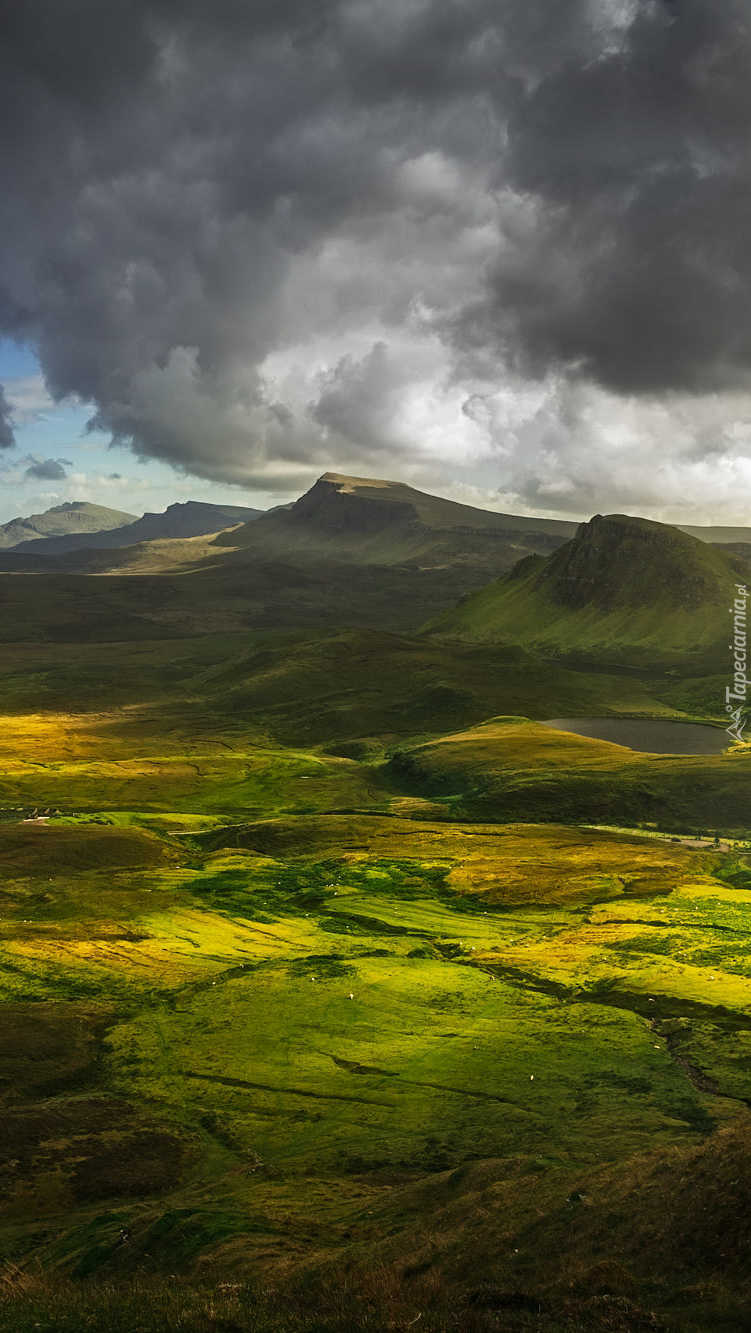 Chmury nad wzgórzami w Szkocji