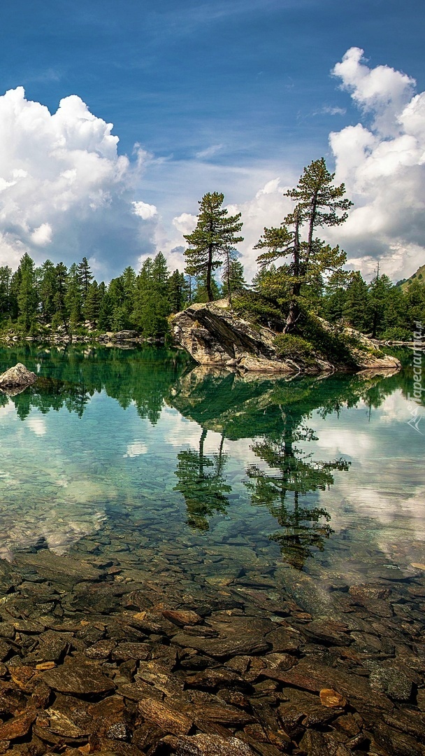 Ciekawa wyspa na środku jeziora