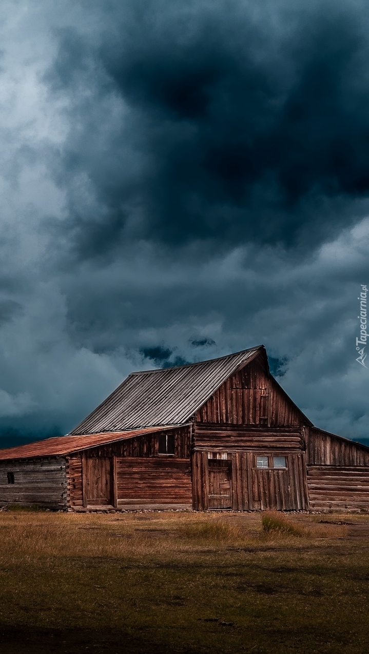 Ciemne chmury nad drewnianym domem