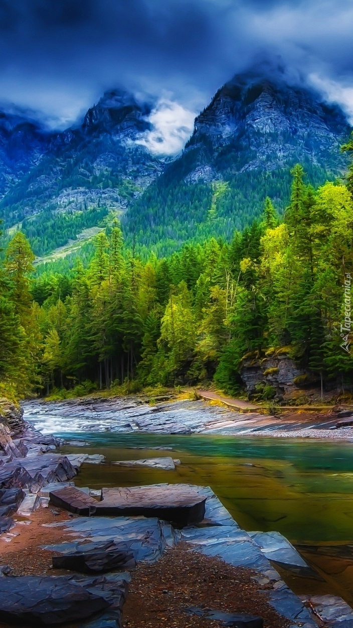 Ciemne chmury nad górską rzeką