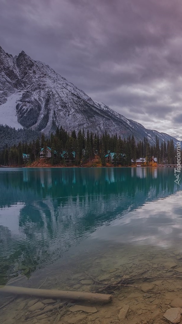 Ciemne chmury nad jeziorem Emerald Lake i górami