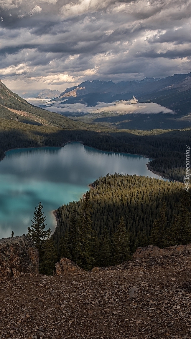 Ciemne chmury nad jeziorem Peyto Lake