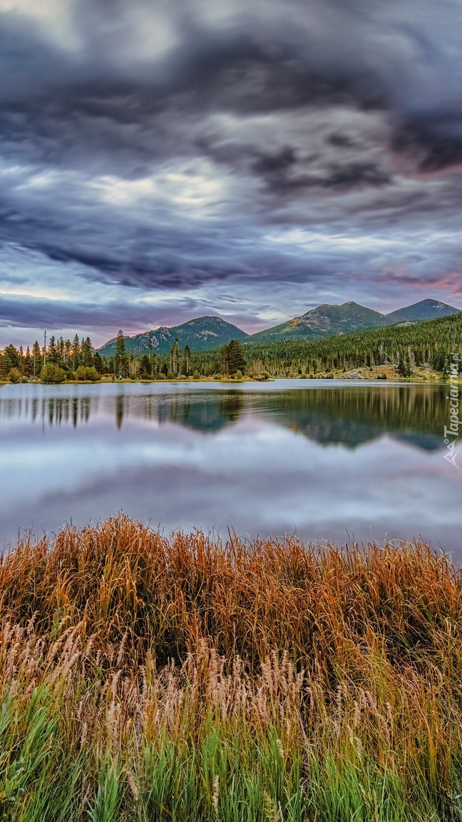 Ciemne chmury nad jeziorem Spraque Lake i Górami Skalistymi