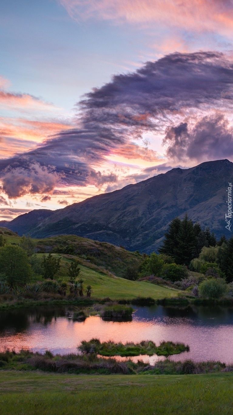 Ciemne chmury nad jeziorem w górach