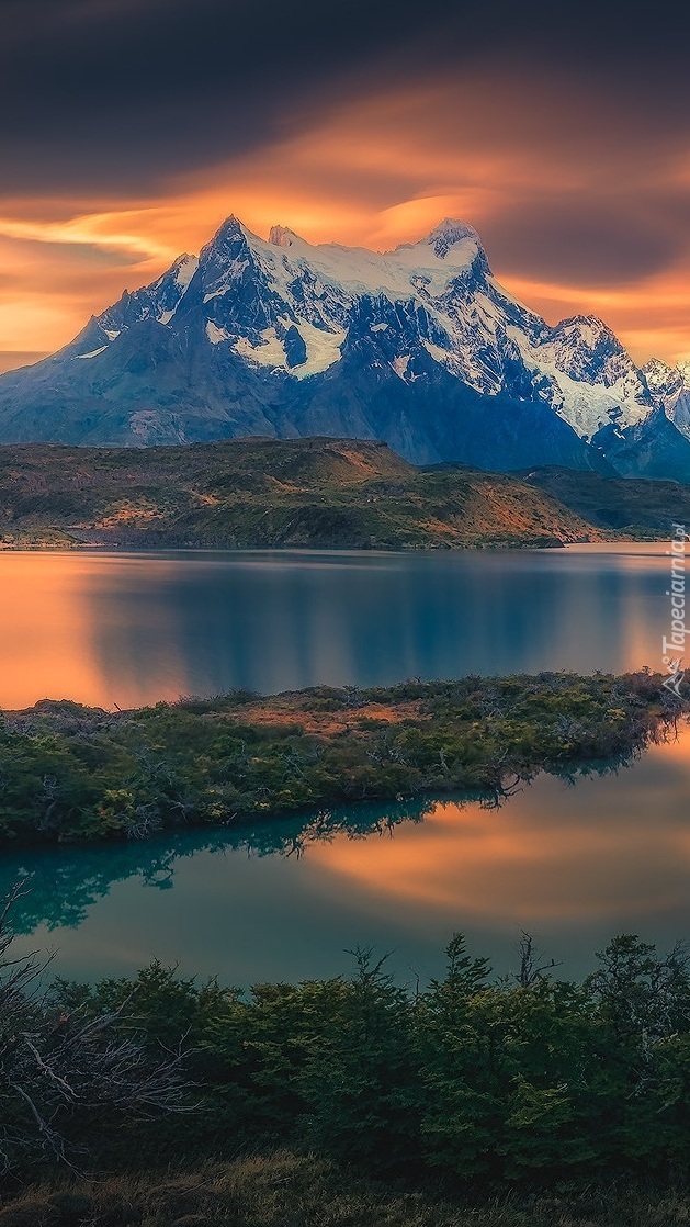 Ciemne chmury nad Parkiem Narodowym Torres del Paine