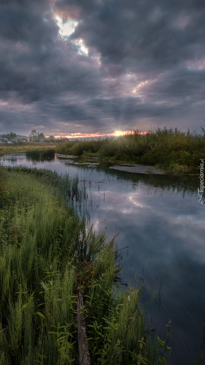 Ciemne chmury nad rzeką